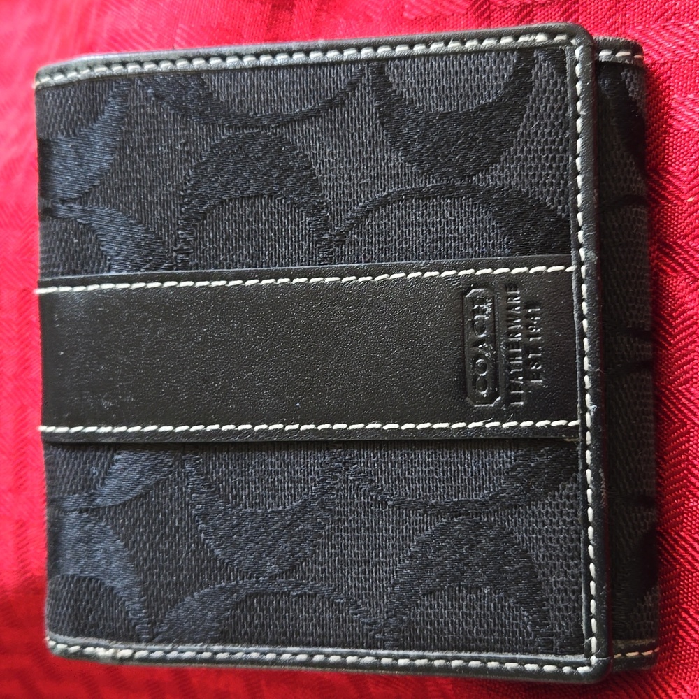 COACH Black Signature Bi-fold wallet GUC UNISEX. (BIN 005)